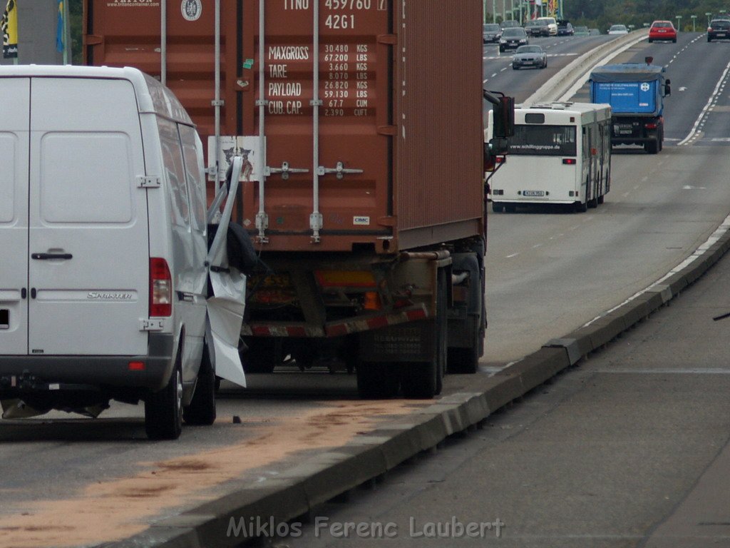 VU Transporter Lkw Zoobruecke Rich Koeln    P33.JPG